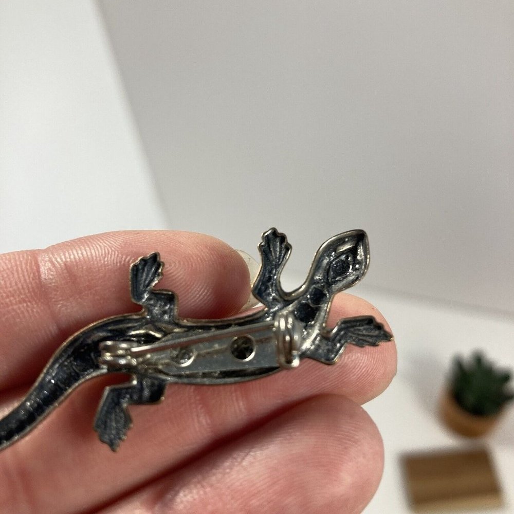 Vintage Women’s Silver Tone 2 Inch Lizard Brooch Etching Southwest Design - Picture 5 of 6